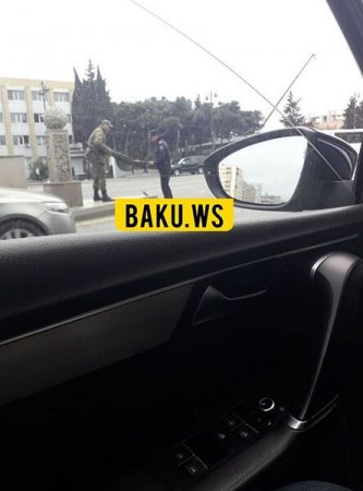 Bakıda yağışla havada polislər əsgərə yardım etdilər – FOTO Bakıda yağışla havada polislər əsgərə yardım etdilər – FOTO