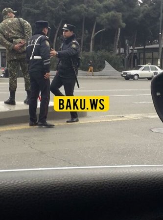 Bakıda yağışla havada polislər əsgərə yardım etdilər – FOTO Bakıda yağışla havada polislər əsgərə yardım etdilər – FOTO