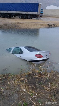 “Meyvəli” bazarında olay: Meyvə daşıyan maşın gölə düşdü - FOTO