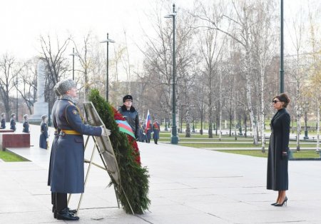 Mehriban Əliyeva Moskvada naməlum əsgərin məzarını ziyarət etdi - FOTO