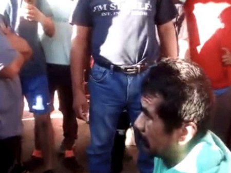 Kənd camaatı pedofili ağaca bağlayıb, yandırdı - FOTO Kənd camaatı pedofili ağaca bağlayıb, yandırdı - FOTO