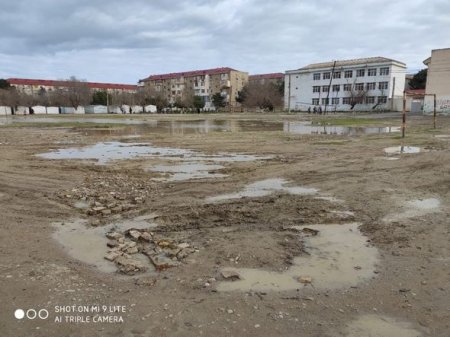 Sumqayıtda bu məktəbin yolu acınacaqlı vəziyyətdədir - FOTO