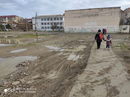 Sumqayıtda bu məktəbin yolu acınacaqlı vəziyyətdədir - FOTO