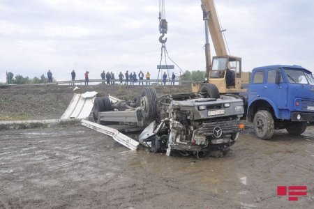 Azərbaycanda dəhşətli hadisə: yaralılar var - Hadisə yerindən görüntü