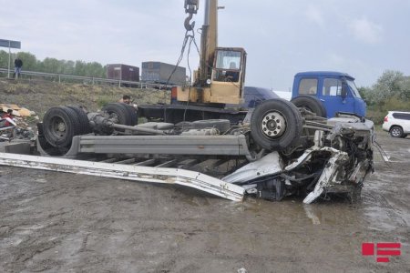 Azərbaycanda dəhşətli hadisə: yaralılar var - Hadisə yerindən görüntü