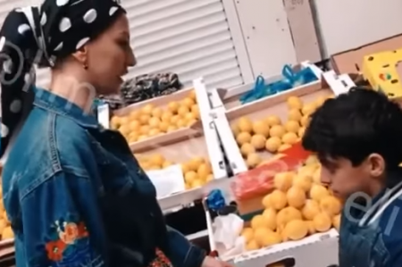 Azərbaycanlı məşhur limon satan uşağa 25 min manat verdi - FOTO