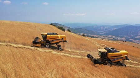 Lerikin dağ kəndində yeni nəsil kombaynların iştirakı ilə biçin aparılıb
