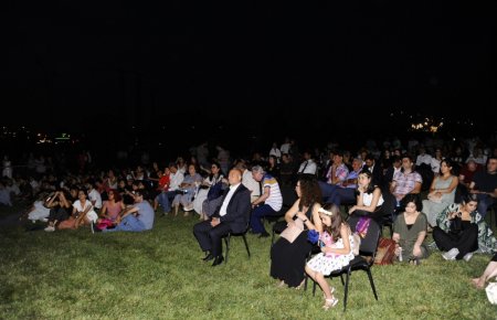 Açıq havada kinosevərlər gecəsi keçirilib