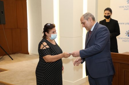 YAP-a birləşən siyasi partiyaların bir qrup nümayəndəsinə üzvlük vəsiqələrinin təqdim olunması mərasimi keçirilib