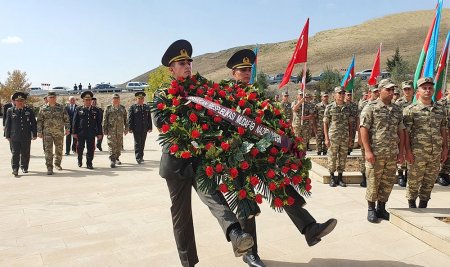 Bakının işğaldan azad olunması münasibətilə hərbçilərin Acıdərə türk şəhidliyinə yürüş keçirilib Bakının işğaldan azad olunması münasibətilə hərbçilərin Acıdərə türk şəhidliyinə yürüş keçirilib