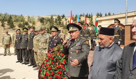 Bakının işğaldan azad olunması münasibətilə hərbçilərin Acıdərə türk şəhidliyinə yürüş keçirilib Bakının işğaldan azad olunması münasibətilə hərbçilərin Acıdərə türk şəhidliyinə yürüş keçirilib