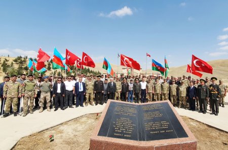 Bakının işğaldan azad olunması münasibətilə hərbçilərin Acıdərə türk şəhidliyinə yürüş keçirilib Bakının işğaldan azad olunması münasibətilə hərbçilərin Acıdərə türk şəhidliyinə yürüş keçirilib