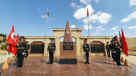 Bakının işğaldan azad olunması münasibətilə hərbçilərin Acıdərə türk şəhidliyinə yürüş keçirilib Bakının işğaldan azad olunması münasibətilə hərbçilərin Acıdərə türk şəhidliyinə yürüş keçirilib