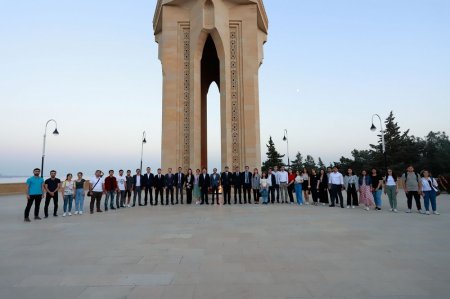 Gənclər Bakıdakı “Türk şəhidliyi” abidəsini ziyarət ediblər