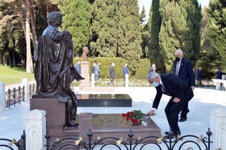 SOCAR rəhbərliyi Ulu Öndərin məzarını ziyarət edib