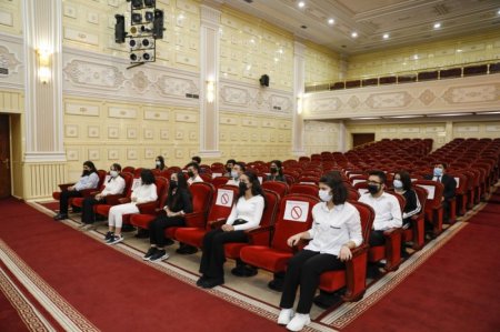 BDU-nun rektoru Prezident təqaüdçüləri ilə görüşüb