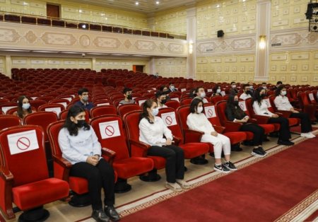 BDU-nun rektoru Prezident təqaüdçüləri ilə görüşüb