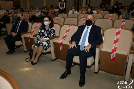 Milli Dram Teatrı yeni mövsümü “Qarabağnamə” ilə açıb Milli Dram Teatrı yeni mövsümü “Qarabağnamə” ilə açıb