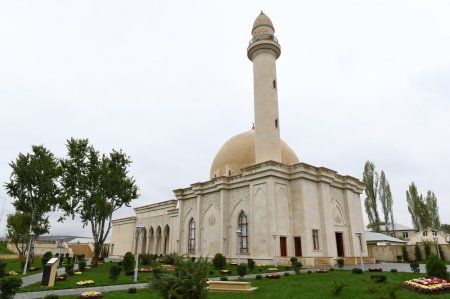Şamaxıdakı Pirsaat Baba ziyarətgah-məscid kompleksinin bərpa və yenidənqurmadan sonra açılışı olub Şamaxıdakı Pirsaat Baba ziyarətgah-məscid kompleksinin bərpa və yenidənqurmadan sonra açılışı olub