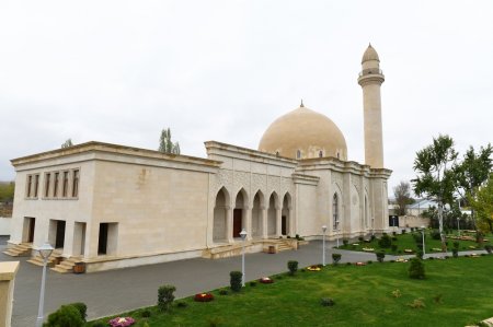 Şamaxıdakı Pirsaat Baba ziyarətgah-məscid kompleksinin bərpa və yenidənqurmadan sonra açılışı olub Şamaxıdakı Pirsaat Baba ziyarətgah-məscid kompleksinin bərpa və yenidənqurmadan sonra açılışı olub