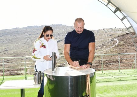 Prezident İlham Əliyev və birinci xanım Mehriban Əliyeva Şuşa Radio-Televiziya Yayım Stansiyasının təməlini qoyublar
