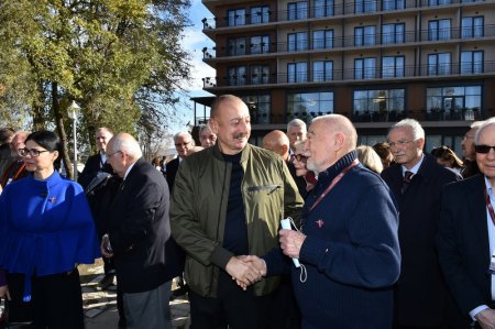 Prezident İlham Əliyev və birinci xanım Mehriban Əliyeva VIII Qlobal Bakı Forumunun Şuşaya səfər edən iştirakçıları ilə söhbət ediblər Prezident İlham Əliyev və birinci xanım Mehriban Əliyeva VIII Qlobal Bakı Forumunun Şuşaya səfər edən iştirakçıları ilə söhbət ediblər