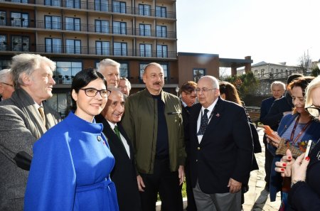 Prezident İlham Əliyev və birinci xanım Mehriban Əliyeva VIII Qlobal Bakı Forumunun Şuşaya səfər edən iştirakçıları ilə söhbət ediblər Prezident İlham Əliyev və birinci xanım Mehriban Əliyeva VIII Qlobal Bakı Forumunun Şuşaya səfər edən iştirakçıları ilə söhbət ediblər