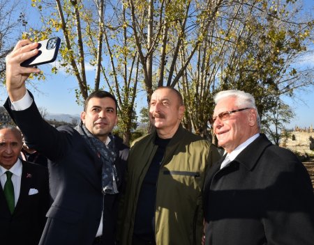Prezident İlham Əliyev və birinci xanım Mehriban Əliyeva VIII Qlobal Bakı Forumunun Şuşaya səfər edən iştirakçıları ilə söhbət ediblər Prezident İlham Əliyev və birinci xanım Mehriban Əliyeva VIII Qlobal Bakı Forumunun Şuşaya səfər edən iştirakçıları ilə söhbət ediblər