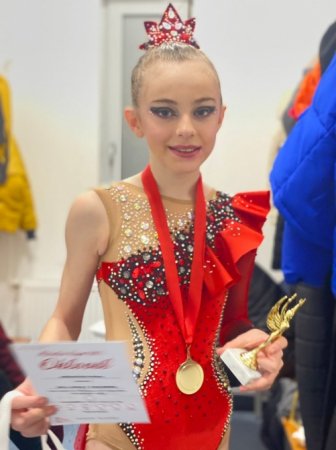 On bir yaşlı gimnast Budapeştdə qazandığı qələbəsini Zəfər Günümüzə həsr edib