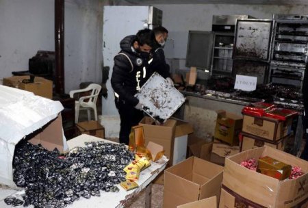 Polisdən qəfil basqın: İş başında tutuldular - Hissləri oyadan şokoladdan yeyib... / FOTOLAR