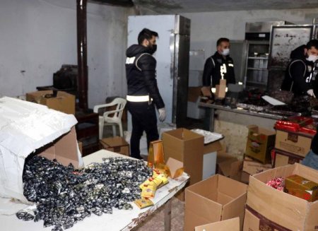 Polisdən qəfil basqın: İş başında tutuldular - Hissləri oyadan şokoladdan yeyib... / FOTOLAR