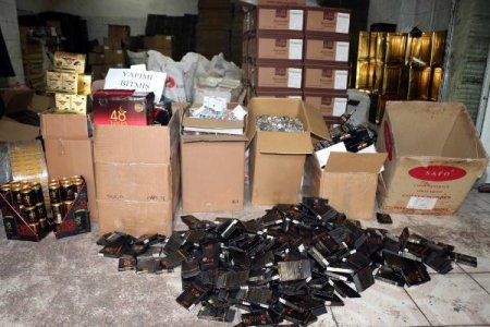 Polisdən qəfil basqın: İş başında tutuldular - Hissləri oyadan şokoladdan yeyib... / FOTOLAR