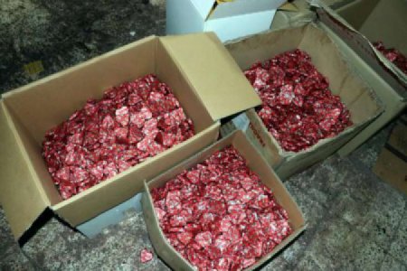 Polisdən qəfil basqın: İş başında tutuldular - Hissləri oyadan şokoladdan yeyib... / FOTOLAR