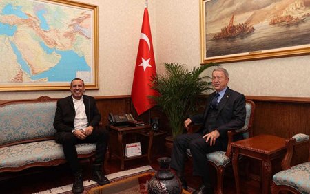 Türkiyənin müdafiə naziri konsert gəlirlərini orduya bağışlayan müğənni görüşdü - FOTO