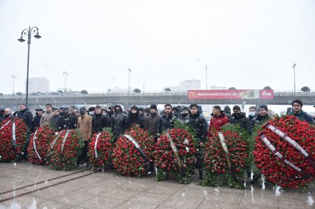 20 Yanvar şəhidlərinin xatirəsi paytaxtın “20 Yanvar” meydanında da anılıb 20 Yanvar şəhidlərinin xatirəsi paytaxtın “20 Yanvar” meydanında da anılıb