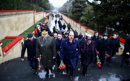 Türkiyə səfirliyindən 20 Yanvar faciəsi ilə bağlı paylaşım - Fotolar Türkiyə səfirliyindən 20 Yanvar faciəsi ilə bağlı paylaşım - Fotolar