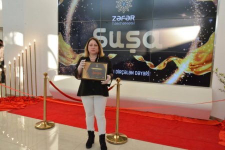 Turanxəbər.az saytının rəhbəri Güllər xanım mükafatla təltif olunub - FOTO