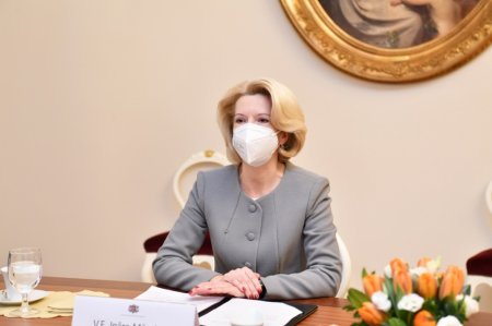 Milli Məclisin sədri Sahibə Qafarova Riqada Latviya Seyminin sədri ilə görüşüb