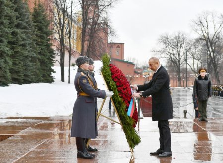 Prezident İlham Əliyev Moskvada naməlum əsgərin məzarını ziyarət edib Prezident İlham Əliyev Moskvada naməlum əsgərin məzarını ziyarət edib