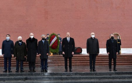 Prezident İlham Əliyev Moskvada naməlum əsgərin məzarını ziyarət edib Prezident İlham Əliyev Moskvada naməlum əsgərin məzarını ziyarət edib