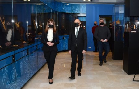 Milli Xalça Muzeyinə hədiyyə edilmiş yeni eksponatların təqdimatı olub Milli Xalça Muzeyinə hədiyyə edilmiş yeni eksponatların təqdimatı olub