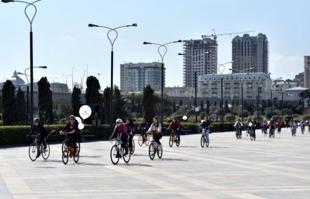 Bakıda Beynəlxalq Qadınlar Günü münasibətilə veloyürüş keçirilib Bakıda Beynəlxalq Qadınlar Günü münasibətilə veloyürüş keçirilib