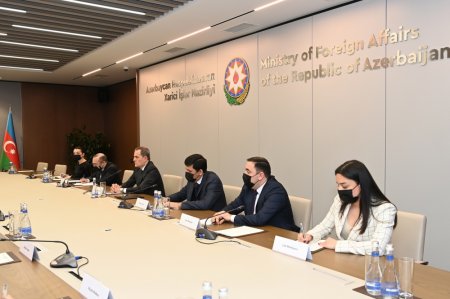 Ceyhun Bayramov “Xəzər Siyasət Mərkəzi”nin nümayəndə heyətini Azərbaycanın xarici siyasət prioritetləri barədə məlumatlandırıb Ceyhun Bayramov “Xəzər Siyasət Mərkəzi”nin nümayəndə heyətini Azərbaycanın xarici siyasət prioritetləri barədə məlumatlandırıb