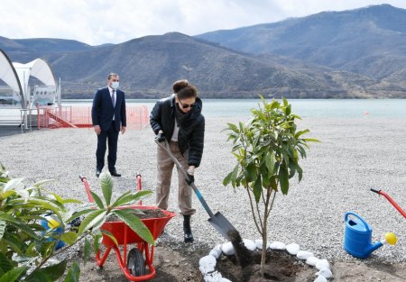 Prezident İlham Əliyev Suqovuşanda turizm kompleksinin təməlini qoyub