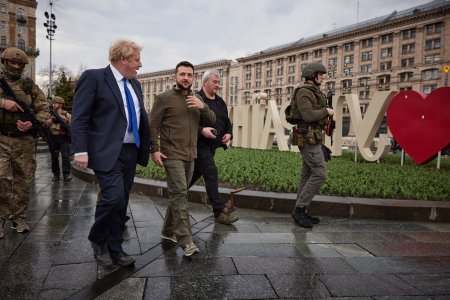 Conson Zelenski ilə Kiyev küçələrini belə gəzdi - Fotolar Conson Zelenski ilə Kiyev küçələrini belə gəzdi - Fotolar