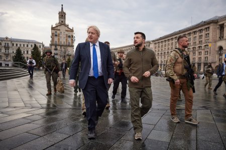 Conson Zelenski ilə Kiyev küçələrini belə gəzdi - Fotolar Conson Zelenski ilə Kiyev küçələrini belə gəzdi - Fotolar