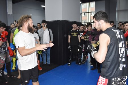 Azərbaycan əsilli MMA döyüşçüsü Rafael Fiziyev Bakıda ustad dərsləri keçib