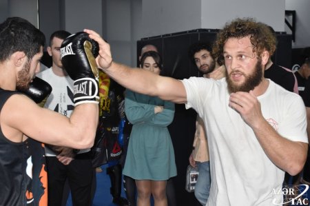 Azərbaycan əsilli MMA döyüşçüsü Rafael Fiziyev Bakıda ustad dərsləri keçib