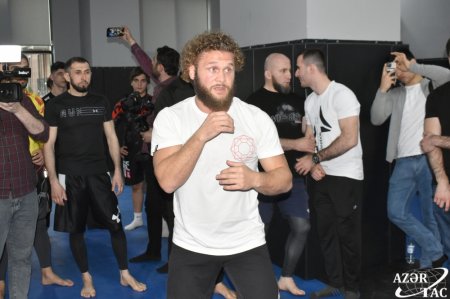 Azərbaycan əsilli MMA döyüşçüsü Rafael Fiziyev Bakıda ustad dərsləri keçib