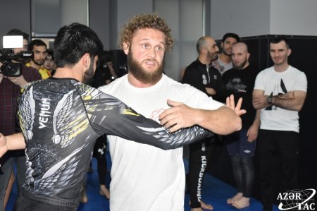 Azərbaycan əsilli MMA döyüşçüsü Rafael Fiziyev Bakıda ustad dərsləri keçib